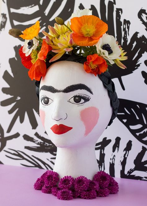 DIY Frida Kahlo head vase Styrofoam Head, Frida Art, Frida Kahlo Art, Head Planters, Mannequin Head, Tableau Art, Mannequin Heads, Head Vase, Diy Vase