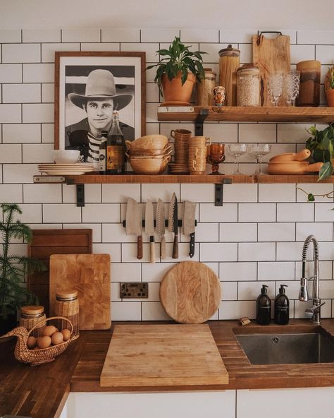 Boho Kitchen Ideas, Kitchen Background, Emily Jane, Budget Kitchen, Subway Tiles, Boho Kitchen, Cozy Kitchen, Tiny Kitchen, Kitchen Shelves