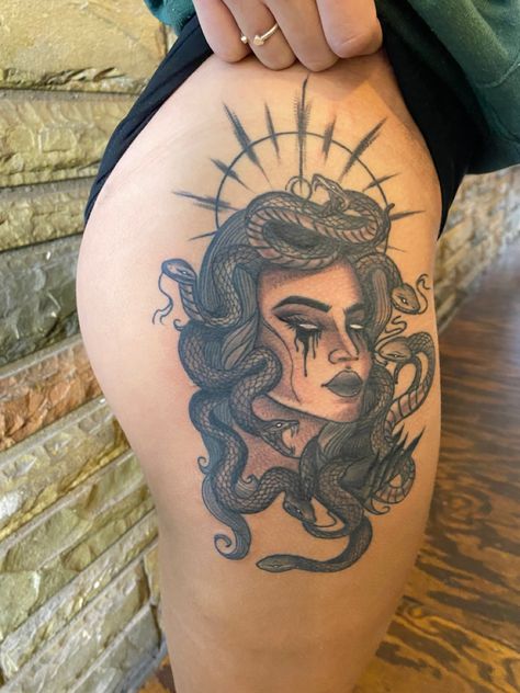 Medusa Tattoo Chest, Neck Tattoo Women, Full Neck Tattoos, Hip Tattoo Designs, Medusa Tattoo Design, Throat Tattoo, Pretty Hand Tattoos, Scary Tattoos, Medusa Tattoo