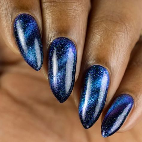 Magnetic Polish, Magnetic Nail Polish, Up Nails, Christmas Nail Stickers, August Nails, Nail Vinyls, Magnetic Nails, Green To Blue, Cat Eye Nails