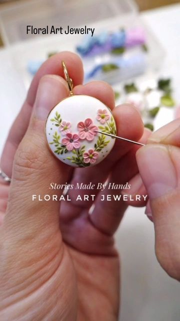 Clay Flower Jewelry, Make Polymer Clay Earrings, Flower Earrings Diy, Diy Resin Earrings, Fondant Flower Tutorial, Jewelry Making Tutorial, Polymer Clay Embroidery, How To Make Resin, Polymer Clay Jewelry Tutorials