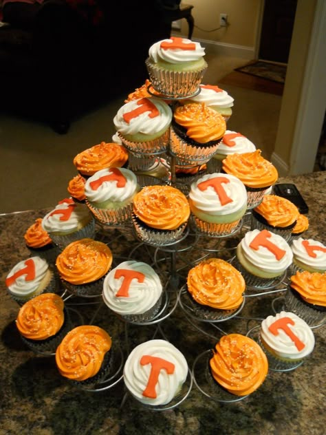 Tennessee Cookies, Tennessee Football Party, Football Baking, Utk Graduation, Cupcakes For A Wedding, Football Tailgate Food, Football Cupcakes, Tennessee Volunteers Football, Football Birthday Party