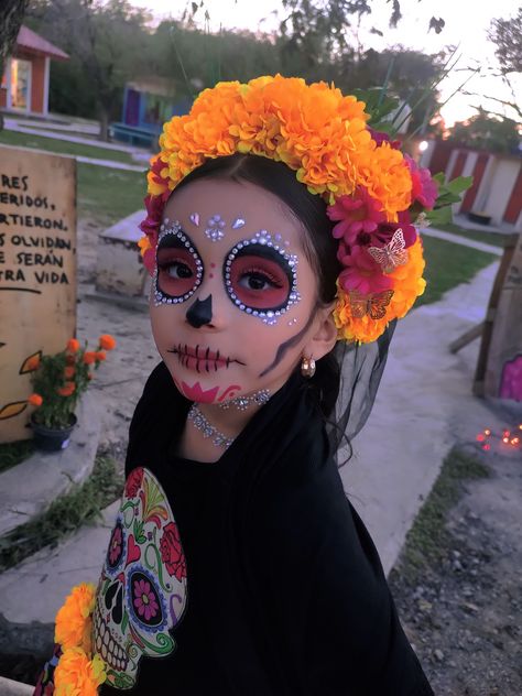 Kids Dia De Los Muertos Makeup Ideas, Catrina Face Makeup, Kids Day Of The Dead Makeup, Dia De Muertos Costume Ideas, Catrina Headpiece Diy, Easy Dia De Los Muertos Makeup Ideas, Catrina Crown, Trajes Halloween, Catrina Makeup