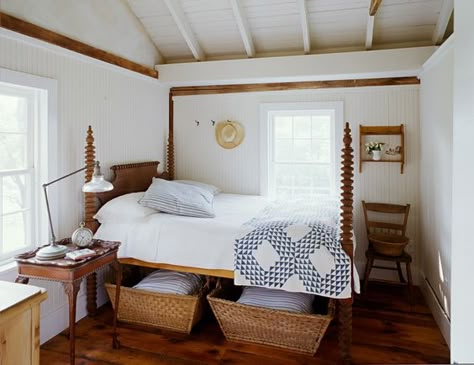 Spool Bed, Interior Entrance, Primitive Bedroom, French Country Bedrooms, Decor Entryway, Country Bedroom, Country Style Homes, Simple Bedroom, Under Bed