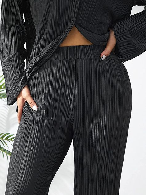 Matching Shirt And Pants Women, Pleated Black Pants Outfit, Pleated Set Outfit, Black Pleated Pants Outfit, Pleated Shirt Outfit, Plisse Set Outfit, Plisse Pants Outfit, Pleated Black Pants, Pleated Pants Outfit