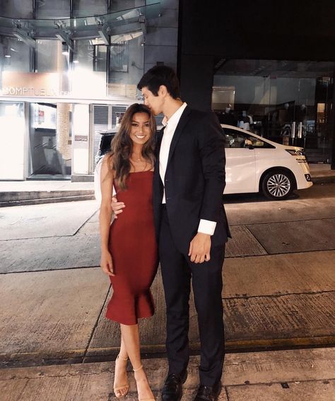 7c4ede33a62160a19586f6e26eaefacfdesc38763177ri Couple Date Night Outfits, Date Night Dress, Classy Couple, Mode Design, Dinner Outfits, Couples Poses For Pictures, Couple Photography Poses, Photo Couple, Date Night Dresses