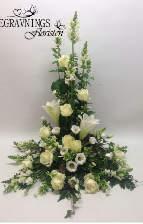 Bridal Table Flowers, Dekoratívne Vence, Contemporary Flower Arrangements, Modern Floral Arrangements, Easter Floral Arrangement, Easter Flower Arrangements, White Flower Arrangements, Altar Flowers, Large Flower Arrangements