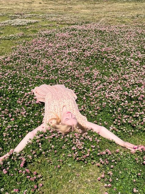 Lovegood Aesthetic, Pandora Lovegood, Luna Lovegood Aesthetic, A Field Of Flowers, Field Of Flowers, Harry Potter Aesthetic, Luna Lovegood, Witch Aesthetic, Marauders Era