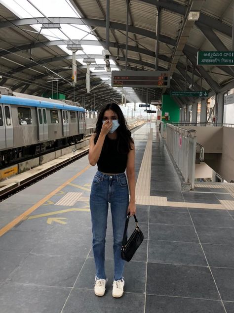 Cute shopping outfit at the Metro Station Metro Outfit, Metro Station Aesthetic, Station Aesthetic, Fun Fits, Metro Pictures, Cute Shopping, Snap Ideas, Casual Day Outfits, Metro Station