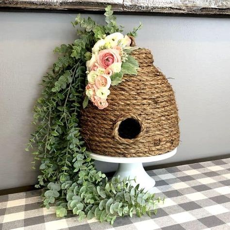 Diy Beehive Decoration, Diy Bee Hive Decoration, Dollar Tree Bird House Ideas, Diy Bee Hive, Diy Beehive, Bee Hives Diy, Honey Bee Theme, Bee Hive Craft, Bee Skeps