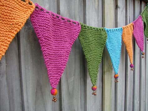 Knitted bunting by Rita Mehra (Yarnmantra). Crochet Bunting Ideas, Knitted Bunting, Bunting Pattern, Knitting Club, Crochet Bunting, Handmade Christmas Decorations, Christmas Knitting, Crochet Pattern, Knit Or Crochet