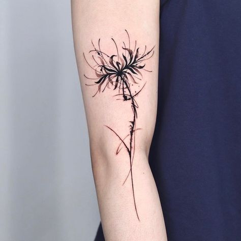 Sketchy Flower Tattoo, Sleeves Tattoos Women, Spider Lily Tattoo Black, Black Spider Lily, Lily Tattoo Meaning, Abstract Flower Tattoos, Lycoris Radiata, Lillies Tattoo, Rose Shoulder Tattoo