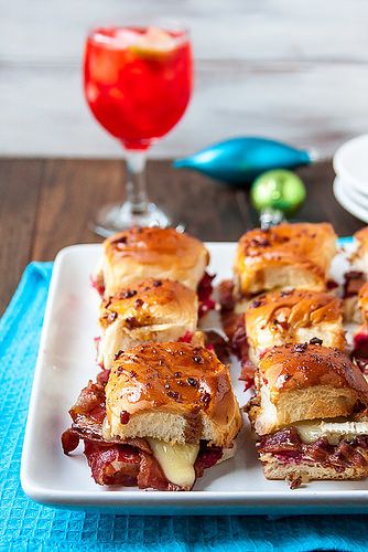 Cranberry Sliders, Progressive Dinner Party, Bacon Brie, Progressive Dinner, Bacon Appetizers, Steak Sandwich, Slider Recipes, Dinner Appetizers, Deilig Mat