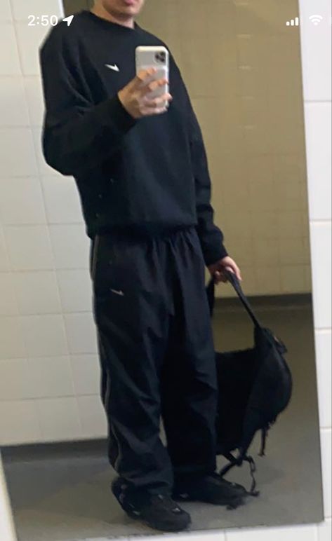 Sweat Pants Outfit, Supernatural Au, Y2k Track Pants, Outfit Guys, Tracksuit Streetwear, Outfit Snap, Full Black Outfit, Chill Style, Outfit Pieces