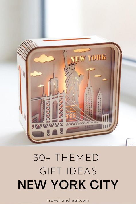 Looking for the best gift ideas for New York City lovers? Look no further! In this gift guide, you will find over 30 gift ideas for your friends who can’t get enough of the NYC Dream! Gift guide for her. Nyc Gift Ideas, New York Gift Ideas, Nyc Souvenirs, Nyc Snow Globe, Travel Gift Basket, Themed Gift Ideas, New York Christmas Tree, Nyc Dream, Souvenir Display