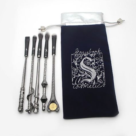 They're not actually Harry Potter makeup brushes anymore Maquillage Harry Potter, Harry Potter Makeup Brushes, Harry Potter Makeup, Kuas Makeup, Storybook Cosmetics, Morphe Makeup, Brush Storage, Wizard Wand, Magical Makeup