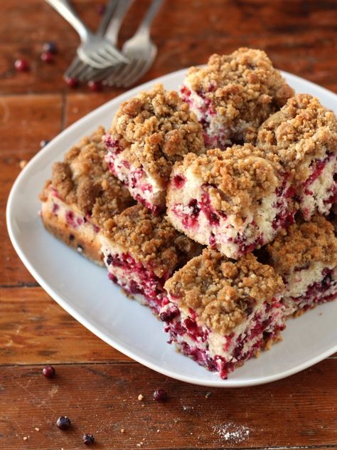 Huckleberry Buckle, Huckleberry Cake Recipes, Huckleberry Desserts, Huckleberry Cheesecake, Huckleberry Recipes, Tres Leches Cake, Crumb Topping, Easy Cake, Sin Gluten