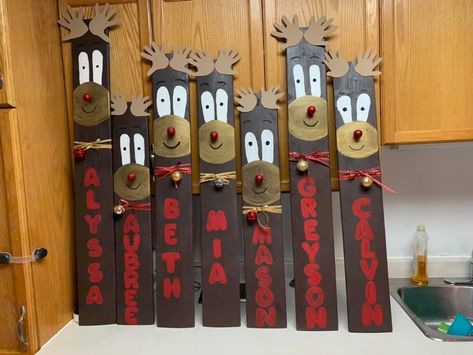 Reindeer Height Board, Christmas Height Boards For Kids, Wooden Reindeer Diy Wood Crafts, Christmas Fence, Preschool Christmas Gifts, Xmas Activities, Reindeer Diy, Classroom Christmas Activities, Porch Leaners