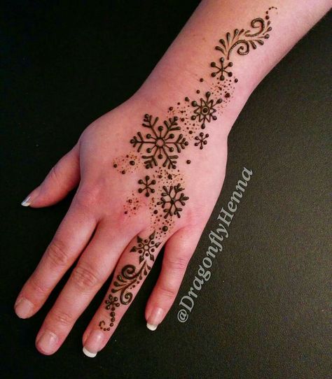 Christmas Mehendi Design, Henna Christmas Designs, Winter Henna Design, Christmas Henna Design, Christmas Henna, Henna Practice, Mehendi Ideas, Mehndi Ideas, Henna Hands