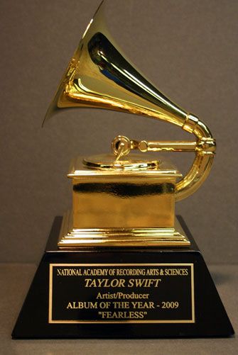 Taylor Swift Grammy Grammy Trophy, Music Mic, Famous Lifestyle, Career Vision Board, Music Studio Room, Dream Music, Trophy Design, Record Art, Album Of The Year