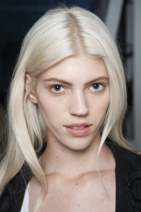 Ice Blonde Hair, Devon Windsor, Bleach Blonde Hair, Shades Of Blonde, I Accidentally, Bleach Blonde, Hair Fall, Short Blonde Hair, Blonde Color