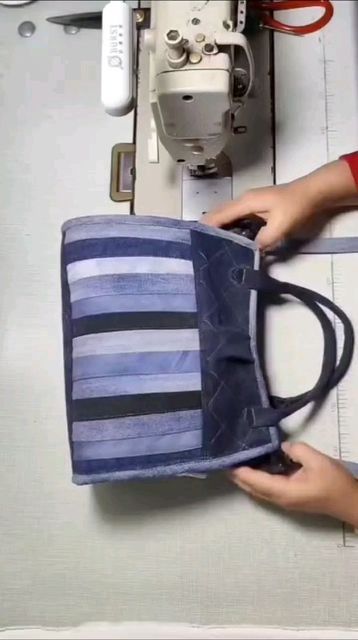 Diy Jeans Bag Tutorial, Denim Bags From Jeans, Old Jeans Recycle, Bag Recycle, Jeans Recycle, Diy Bags Jeans, Pretty Tote Bags, Recycled Jeans Bag, Denim Bag Patterns