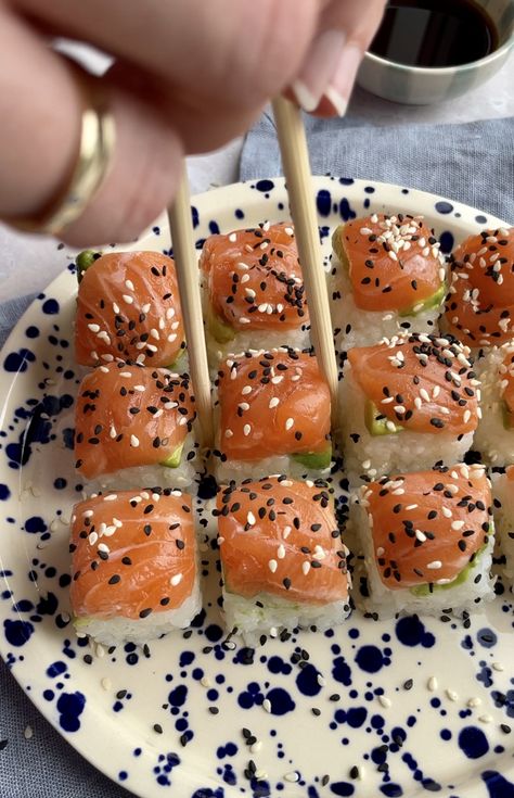 Nem hjemmelavet sushi - Imponér venner og familie ✨ Nem Mad, Girl Dinner, Yummy Breakfast, Asian Recipes, Diet, Snacks, Baking