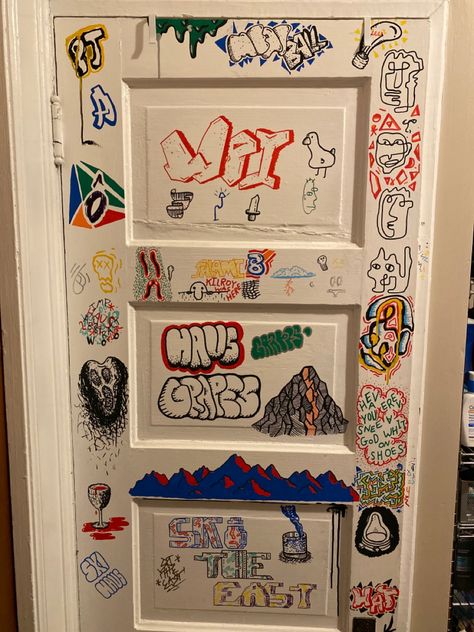 Graffiti Bedroom Ideas Aesthetic, Door Ideas For Bedroom, Hippie Room Inspo, Door Graffiti, Skateboard Bedroom, Painted Bedroom Doors, Graffiti Bedroom, Graffiti Room, Grunge Bedroom