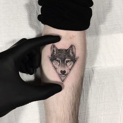 Geometric Wolf Tattoo, Small Wolf Tattoo, Wolf Tattoos Men, Tatuagem Masculina Pequena, Tattoo Wolf, Wolf Tattoo Design, Trendy Tattoo, Arrow Tattoo, Small Tattoos For Guys