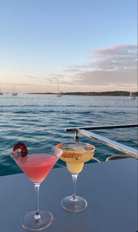 Drinks ocean#YachtCharityFundraisers #GivingBackAtSea #PhilanthropicCruises #SupportingGoodCauses #CommunityOutreach Luxury Yatch Party, Yacht Girl Aesthetic, Yacht Party Aesthetic, Yacht Food, Yacht Aesthetic, Yachts Girl, Tropical Cocktails, Yatch Boat, Aesthetic Dinner