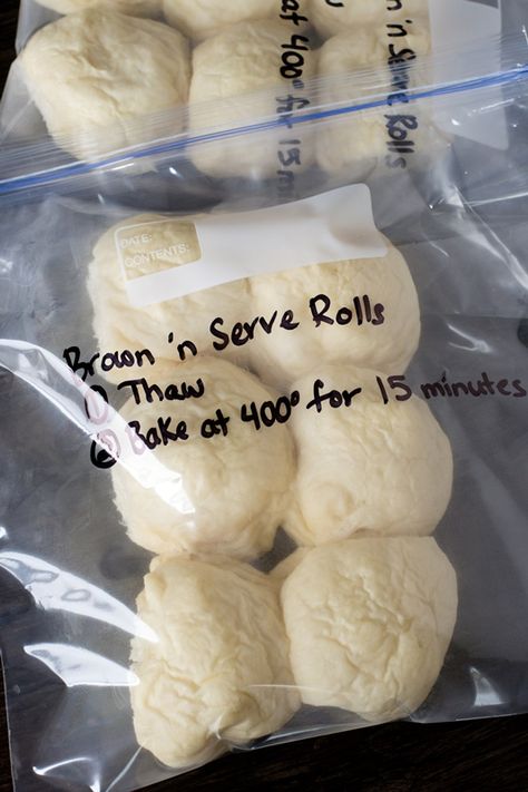 Serve freshly baked rolls at short notice with these Homemade Brown 'n Serve Rolls.  They're soft and fluffy with a golden brown top. How To Freeze Homemade Bread Dough, Frozen Bread Dough Rolls, How To Freeze Bread Dough Dinner Rolls, Can You Freeze Bread Dough, Freezer Bread, Freezer Rolls, Brown And Serve Rolls, Amish Breads, Freezer Biscuits