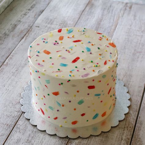 Plain White Cake With Sprinkles, Simple Colorful Birthday Cake, Smash Cake Colorful, Colorful Smash Cake, Colourful Birthday Cake, Scalloped Cake, Painting Cake, Colorful Birthday Cake, White Birthday Cakes