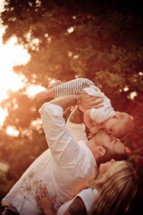 10 Month Old Photoshoot, Mom Dad Baby Photoshoot, Mom Dad And Baby Photoshoot, Jasmine Pictures, Mom And Dad Tattoo, Fall Photoshoot Family, Parents Photography, Sunrise Photoshoot, Toddler Poses