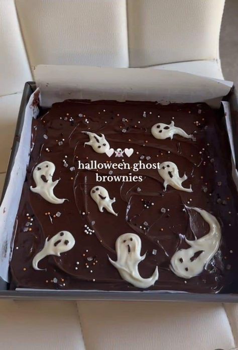 Ghost Brownies, Halloween Sleepover, Helloween Wallpaper, Halloween Breakfast, Halloween Movie Night, Halloween Fest, Halloween Food Treats, Fall Snacks, Halloween Baking