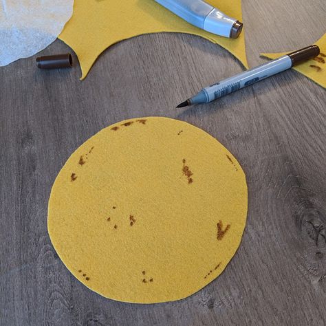 How to Make Felt Corn Tortillas and Realistic Felt Taco Shells - Twisted Notions Felt Tortilla, Felt Taco, Play Food Diy, Making Christmas Gifts, Felt Toys Diy, Felt Food Diy, Felt Food Patterns, Felt Cupcakes, Felt Craft Projects