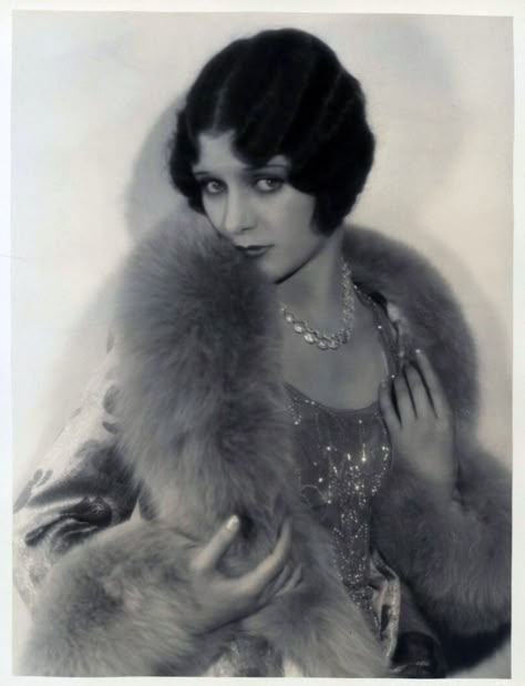 20s Aesthetic, 1920s Aesthetic, Vintage Hollywood Stars, Clara Bow, 20s Fashion, 1920s Flapper, Roaring 20's, Roaring 20s, Roaring Twenties