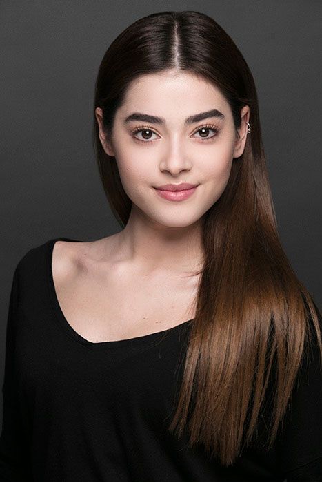 Simay Barlas was born in 5 May 1998 in Istanbul. After graduation, she made her debut with her role as Oyku at a successful Turkish series Broken Pieces After Graduation, Broken Pieces, Turkish Series, Latest Movies, Series Movies, Video Chat, Tv Series, Tv, Hair