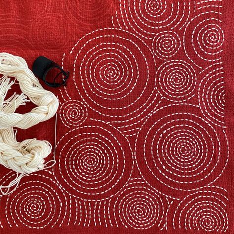 Sashiko Swirls Pattern Boro Stitching, Sashiko Pattern, Textile Art Embroidery, Japanese Quilts, Sashiko Embroidery, Hand Embroidery Projects, Japanese Embroidery, Japanese Textiles, Sewing Embroidery Designs