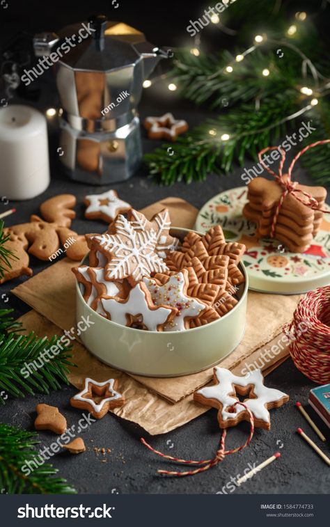 Gingerbread Stars, Christmas Content, Cake Photoshoot, Christmas Gingerbread Cookies, Candy Cane Cookies, Book Mood, Recipes Book, Star Cookies, Content Inspiration