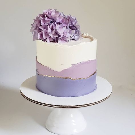 Wow Birthday Cake, Lilac Cakes Birthday Aesthetic, Custom Cake Designs, Lilac Cake Design, Cake For Artist, Artistic Cakes Design, Purple Colour Cake, Cute Purple Cake, Cake For Sweet 16