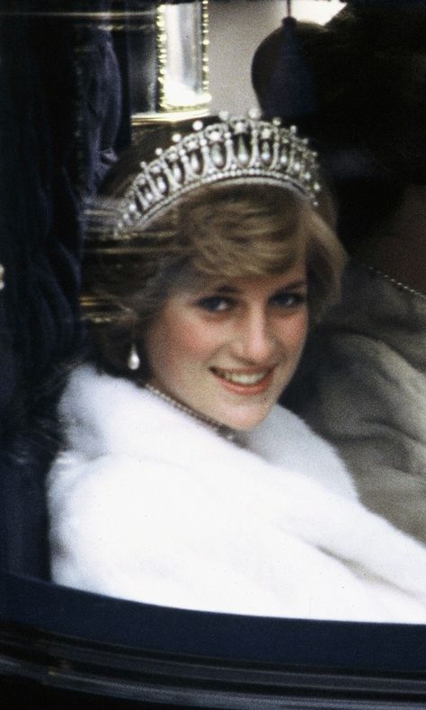 Princess Diana's Favorite Tiara Makes a Comeback — on Kate Middleton Princess Diana Fashion, Princess Diana Family, Princess Diana Photos, Princess Diana Pictures, Princes Diana, Romantic Photos Couples, Diana Fashion, Lady Diana Spencer, Diana Spencer