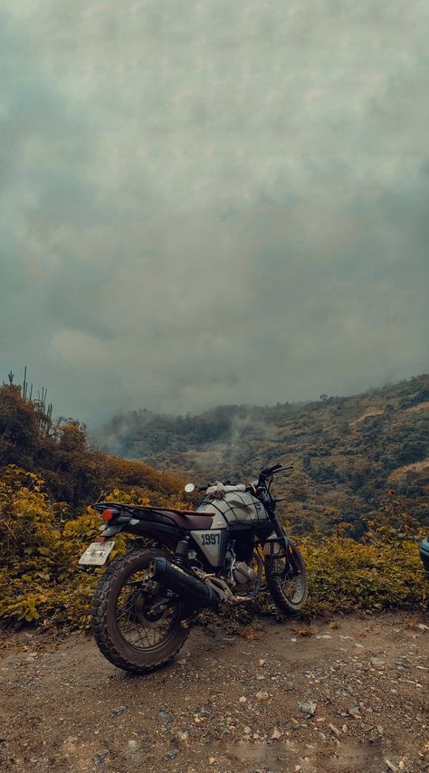 Rocketman 250 Scrambler Hero Karizma, Himalayan Royal Enfield, Moto Wallpapers, Moto Scrambler, Duke Bike, Tracker Motorcycle, Motorcycle Aesthetic, Gas Monkey, Bike Pic