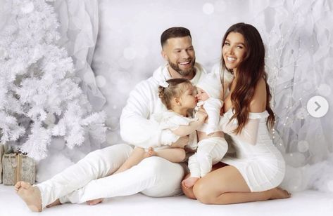 Snow Family Pictures, Toddler Christmas Pictures, Holiday Photography Backdrops, Color Palette White, Holiday Photo Session, Christmas Pictures Outfits, Christmas Poses, Christmas Family Photoshoot, Snow Falling