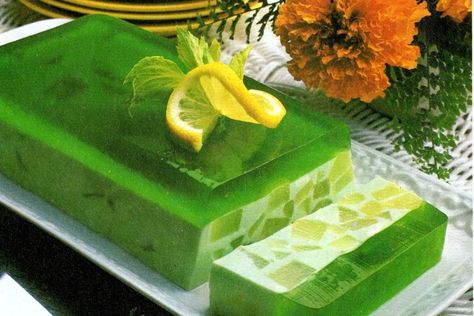 Under-the-sea salad: A layered '80s Jello recipe Salad Blueberry, Bacon Quesadilla, Banana Salad, Jello Mold Recipes, Gelatin Salad, Jello Recipe, Green Jello, Impossible Pie, Blueberry Salad