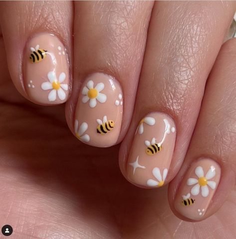 28 Short and Stunning Daisy Nails for S Fresh Nail Art, The Best Nails, Fresh Nail, Daisy Nail Art, Nails Art Ideas, Nails Art Designs, S Nails, Best Nails, Cute Simple Nails