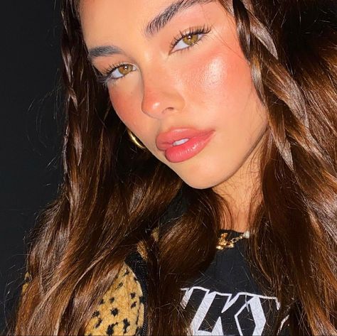 Madison Beer Hair, Estilo Madison Beer, Madison Beer Style, Crown Aesthetic, Orange Blush, Coral Blush, Cool Makeup Looks, Long Brown Hair, Lip Fillers