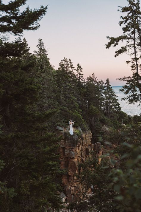 Bride and groom stand at the edge of a cliff during their Acadia National Park elopement Redwood National Park Elopement, Acadia Engagement Photos, Acadia National Park Elopement, Acadia Wedding, Acadia Elopement, Acadia National Park Wedding, Ring Dunk, Park Ceremony, Maine Elopement