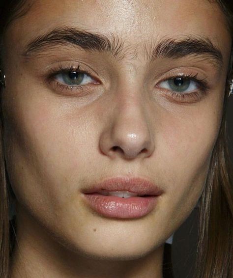 Taylor Hill Sherilyn Fenn, Bushy Eyebrows, Taylor Marie Hill, Thick Eyebrows, Natural Eyebrows, Natural Brows, Taylor Hill, Face Photography, Model Face