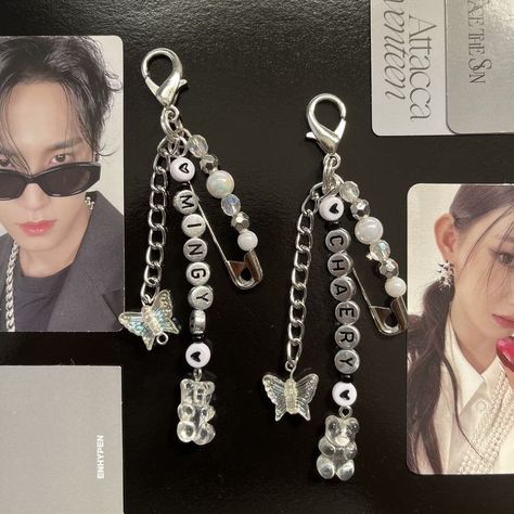 Kpop Phone Charms, How To Make Charms, Kpop Keychain Ideas, How To Make A Keychain, How To Make A Phone Charm, How To Make Phone Charms, Kpop Charms, Cute Keychain Ideas, Matching Phone Charms