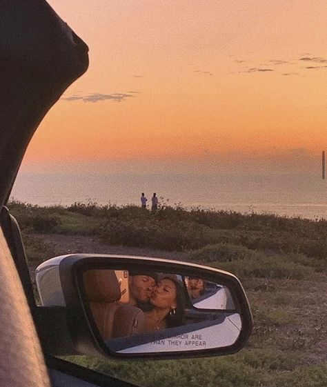 Couple Sunset Aesthetic, Couple Picture Ideas Aesthetic, Picture Ideas Aesthetic, Couple Picture Ideas, Couple Sunset, Car Photoshoot, Aesthetic Mirror, Im Lonely, Aesthetic Couple